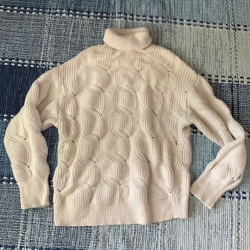 WHITE TURTLENECK SWEATER
